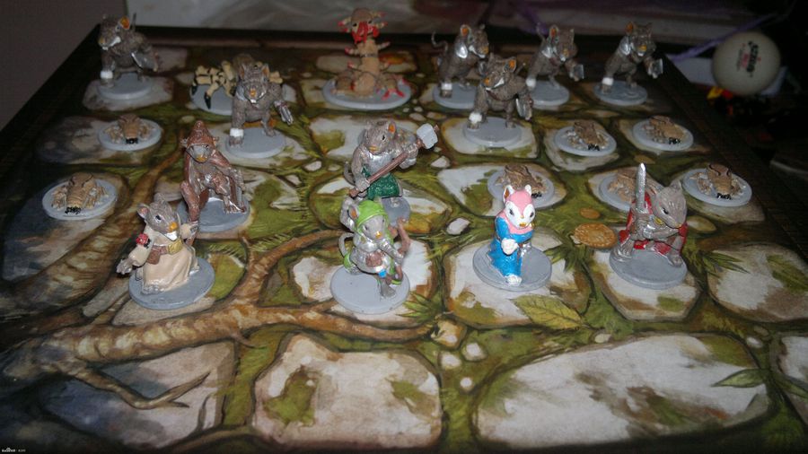 Mice and Mystics, fotografía de algunos personajes y enemigos encima de una de las hermosas losetas de mapas de este estupendo juego de mesa.